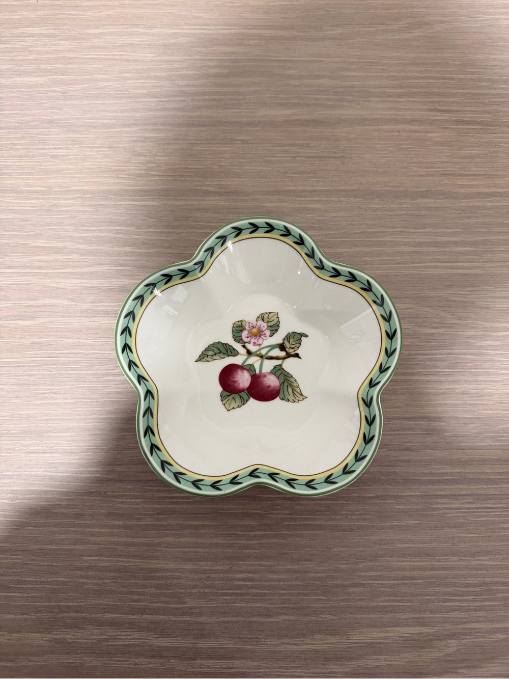 Villeroy & Boch White Porcelain Cherry Bowl with Green and Gold Trim